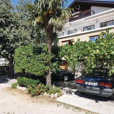 2 Bedroom Lovely Apartment In Starigrad Paklenica Extérieur photo