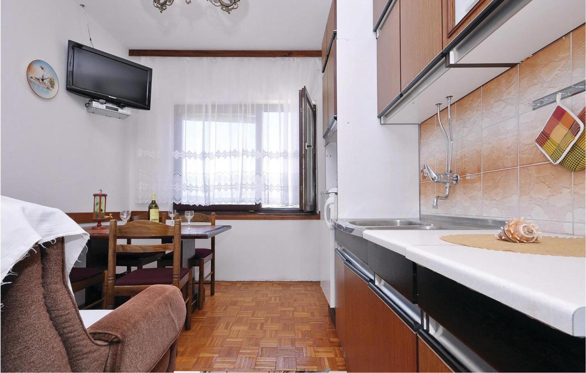 2 Bedroom Lovely Apartment In Starigrad Paklenica Extérieur photo