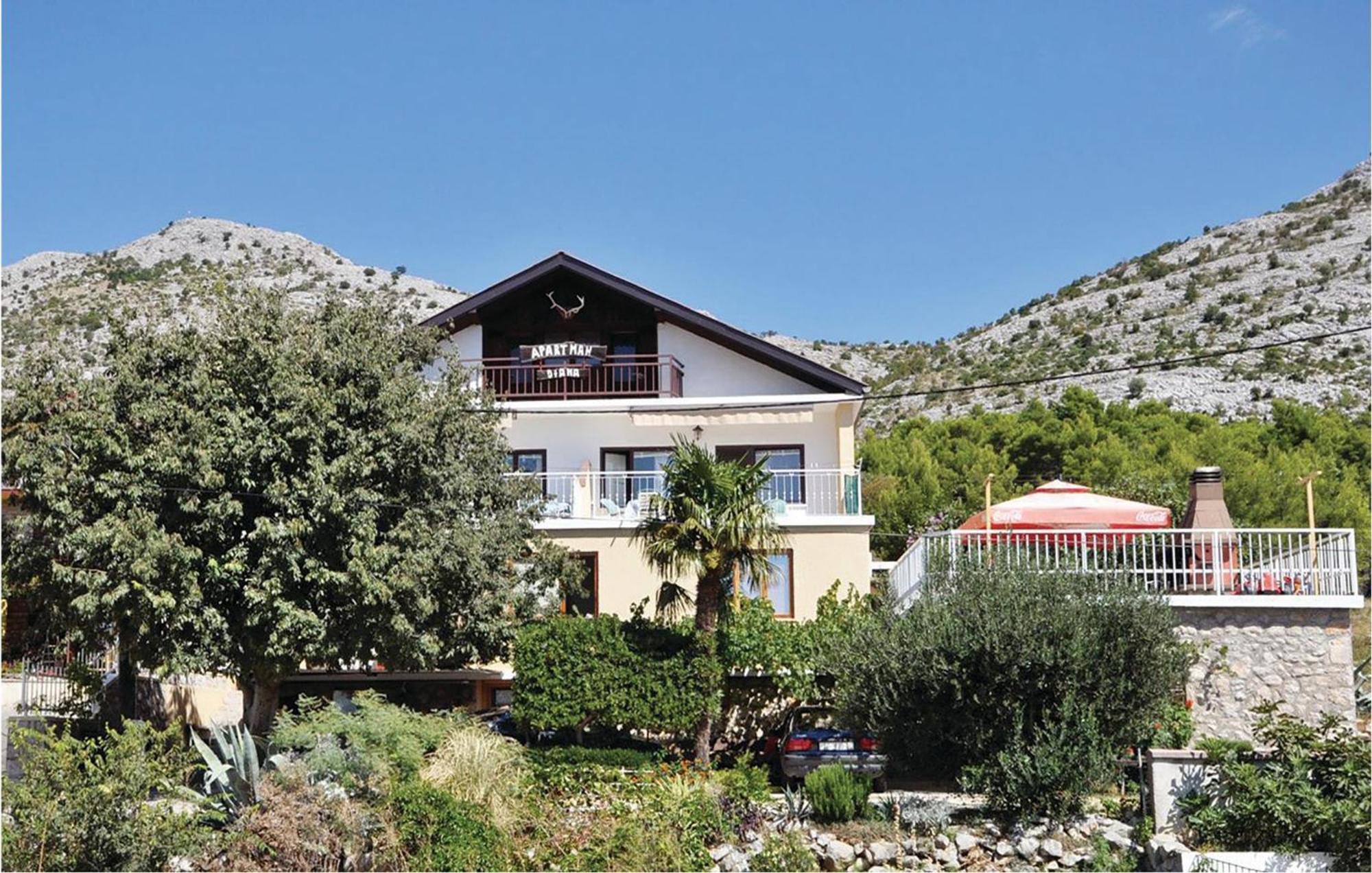 2 Bedroom Lovely Apartment In Starigrad Paklenica Extérieur photo