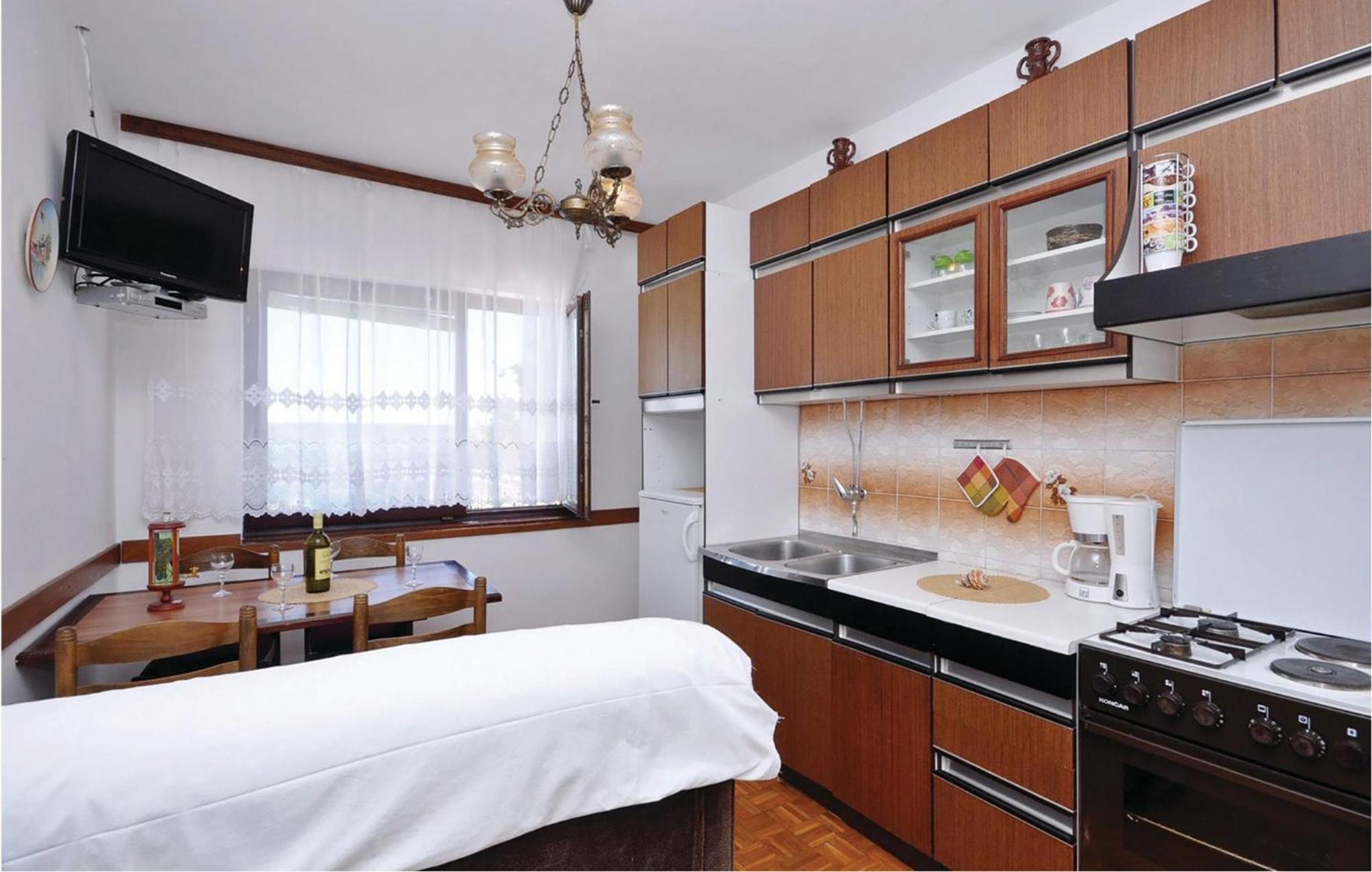 2 Bedroom Lovely Apartment In Starigrad Paklenica Extérieur photo