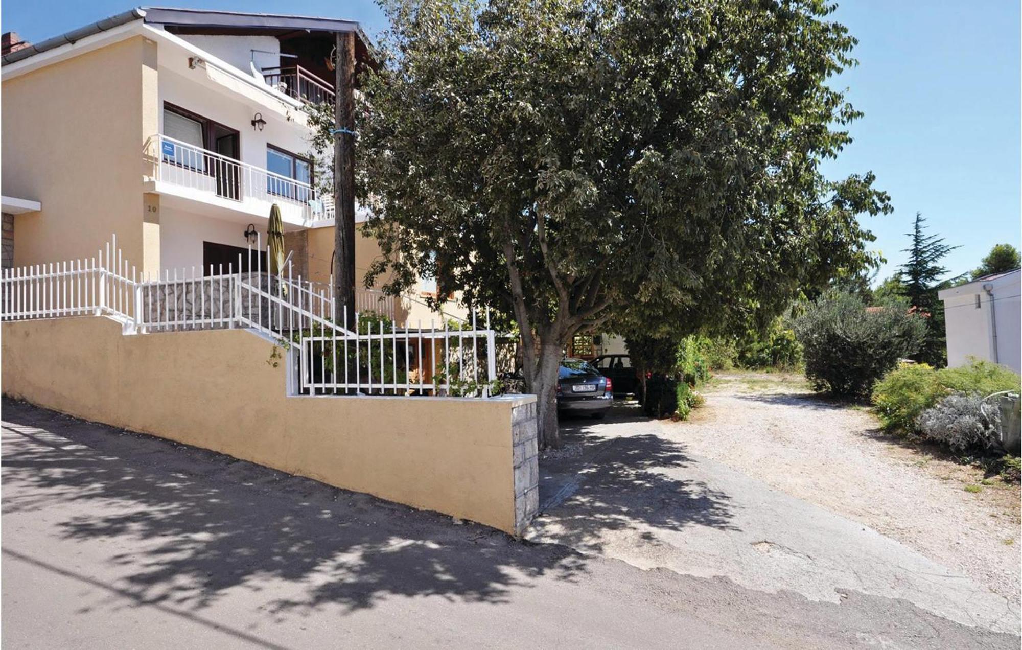 2 Bedroom Lovely Apartment In Starigrad Paklenica Extérieur photo